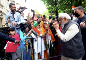 PM Narendra Modi being welcomed by the Indian diaspora, in Paris, France. PTI